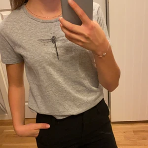 Går T-shirt med fjäril - En söt grå t-shirt med en fjäril på och texten ”one day.”🤍 T-shortsen är använd ett fåtal gånger