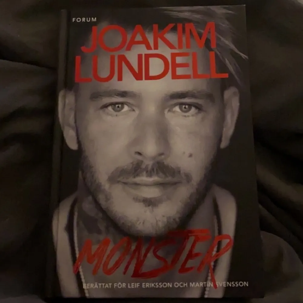 Joakim Lundells bok monster som är signerad av Joakim. Boken är i helt nytt skick. . Övrigt.