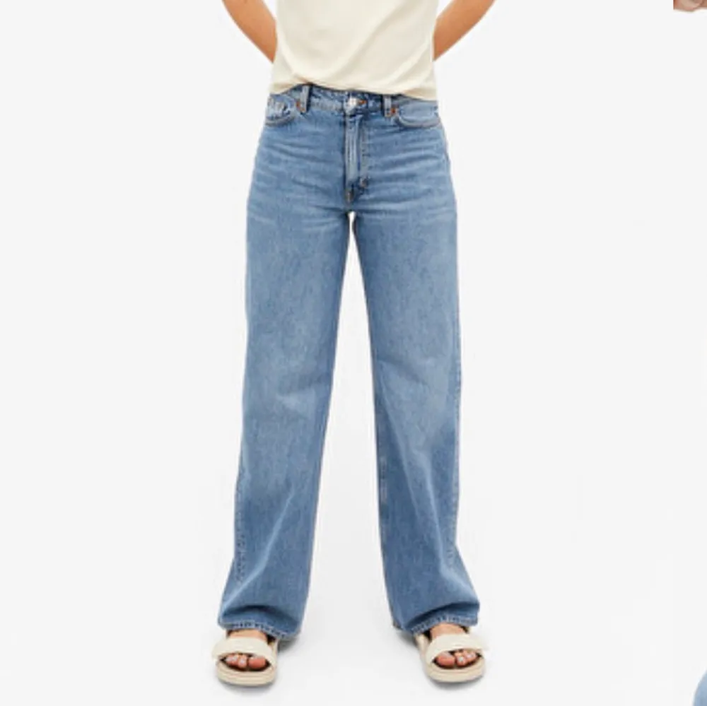 Ljusblåa jeans ifrån Monki i modellen ”Yoko mid blue jeans”. De är i mycket bra skick, köparen står för frakten.. Jeans & Byxor.