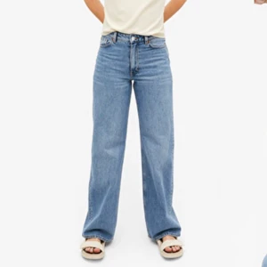 Yoko Jeans - Ljusblåa jeans ifrån Monki i modellen ”Yoko mid blue jeans”. De är i mycket bra skick, köparen står för frakten.