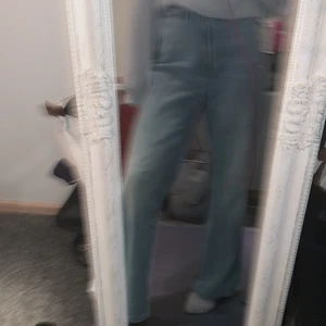 Blåa jeans från Hm i strl xs/s - Säljer nu mina supersnygga jeans fr hm! står ingen direkt storlek på dom men skulle gissa på Xs/s mer mot xs hållet men sitter inte jätte tajt runt midjan, ganska perfekt på mig som oftast köper S i jeans! Jag är 165🥰Väldigt sköna, skriv för fler bilder✨