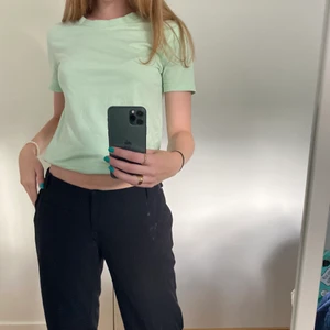 Kostymbyxor❤️‍🔥 - Svarta lågmidjade kostymbyxor från H&M, storlek 38 men de har små silverspännen på sidorna som gör att de går att justera. Därav passar de mig som vanligtvis har 36. Skriv i dm vid frågor🥰