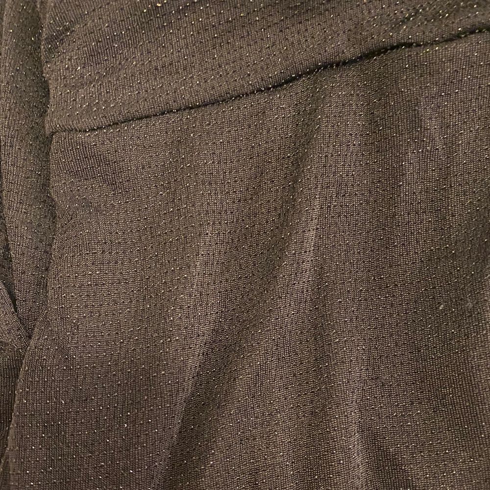 Vida svarta glitterbyxor från Gina Tricot. Har bara använts en gång så de är iprincip i nyskick. Den vida passformen gör att byxorna är väldigt sköna att ha på sig. Passar både till vardag och fest.. Jeans & Byxor.