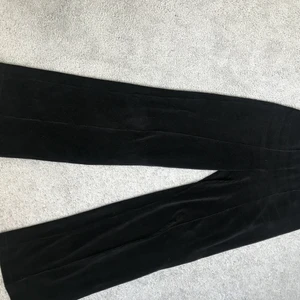 Mjukisbyxa  - Fin mjukisbyxa från Gina, dem är använda en del men inget fel på dem. Säljer för att dem har blivit för korta tyvärr, på bild tv ser ni materialet 