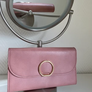 Rosa plånbok - Håller på att flytta så hitta en massa saker. Här är en helt oanvänd plånbok som är som ny. Säljer den för 80kr. Bra med fack och har knapplås. Kan skickas iväg då tillkommer frakt men även lämnas om det är i närheten.