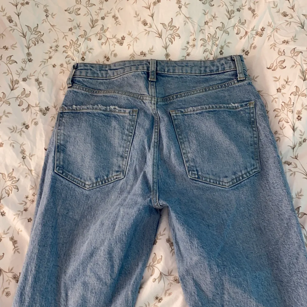 Ur snygga tighta jeans från Zara, storlek:38 men passar även 36. Använd 2 gånger! 🤩🤍 ljusare i verkligheten. Jeans & Byxor.