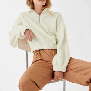 Teddy tröja - Teddy zip up från gina. Aldrig använd med lapp kvar. Strl L men passar snarare S! Nypris 299kr