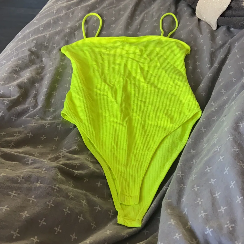 Neon gul body ( linne ) från zara ny pris 199kr säljer för 95kr  . Toppar.