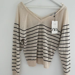 randig tröja - Sååå himla skön och mysig randig tröja! Helt ny och oanvänd stickad tröja från zara💓 Perfekt nu till hösten. Den är v ringad med lite spets. Jag tycker verkligen om denna tröja men jag vet att dom här tröjorna är ganska populära nu, kontakta mig för fler bilder och info ❤️❤️KÖP DIERKT FÖR 350kr!