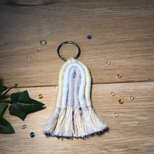 ~nyckelring~ - Här får ni se en jättefin nyckelring i formen av en rengnbåge i färgerna gul,bech och vit. Den kan man både ha på sin nyckelknippa och på sin väska. Den kostar 50kr. PS den tar ungefär en timme att göra. Hoppas att ni gillar den🥰