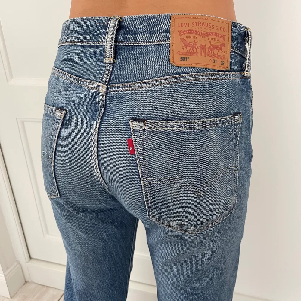Såååå snygga blå levis 501 jeans!!😍💙 Modellen på bilden är 165cm lång och brukar ha storlek 26 i jeans. BUDGIVNING och bara att skriva vid frågor:). Jeans & Byxor.