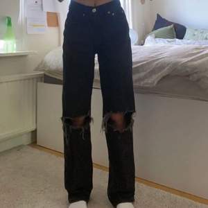 Svarta 90’s jeans med hål ifrån Gina! Använda 1 gång, säljer på grund av att dom är för små! (Inte mina bilder med dom är exakt likadana, kom privat för fler bilder)