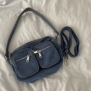 Väska - Säljer en sjukt snygg noella väska! Säljer pågrund av att den inte kommer till användning längre!🥰Den kommer med ett lite längre band till!❤️Om de är fler som är intresserade sker budgivning! Köparen står för frakten!💗(Köpt är köpt)