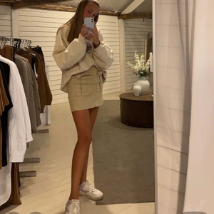 BEIGE JEANS KJOL - En jätte fin beige jeans kjol från Gina tricot. Inga skador på plagget då de är använt sparsamt. Fickor fram och bak 👍 Säljer då den är för lite i midjan på mig, bilden är tagen i somras då den forfarande var lite liten på mig. Köparen står för frakten😃