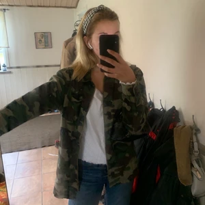 Camo jacka strl m - Säljer denna kamouflage jacka från jack and Jones! Så snygg i höst och passar till allt 🤌😩strl m