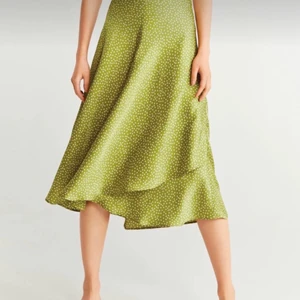 Grön kjol från Mango - Supersnygg olivgrön kjol från Mango, i storlek 40 men skulle säga att den är aningen liten i storleken. Aldrig använd och i toppskick. 