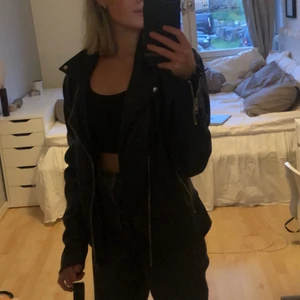 Skinnjacka - Skinnjacka från HM i strl M. Köpt av en annan här på plick, men i fint skick! Skickar självklart fler bilder om så önskas. ❤️❤️ priset är inkluderat frakt.