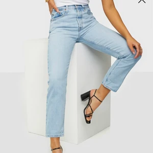 501 Levi’s jeans - Blåa 501 levi’s jeans💗 super snygga levi’s jeans i storlek W25 L28. Säljer de då de blivit försmå på mig och därav har jag inga bilder me de på tyvärr. Första bilden är lånad från Nelly.com och det är samma jeans bara i annan färg. Med fler bilder hur de sitter på googla 501 levis jeans! Köpta för runt 1000kr. Skicka privat vid frågor eller intresse! Skickar såklart spårbart!💗