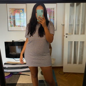 Randig T-shirt klänning  - Randig T-shirt klänning från Zara i tjockare material. Nyskick🥰 