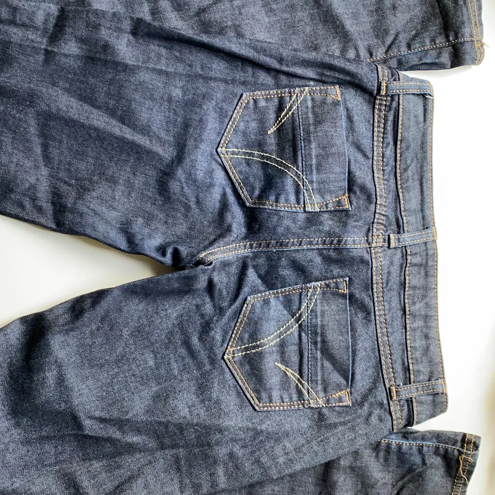 Jätte snygga lågmidjade jeans! Köpta på secondhand men tyvärr för små. Frakt 66kr. Jeans & Byxor.