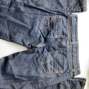 Jätte snygga lågmidjade jeans! Köpta på secondhand men tyvärr för små. Frakt 66kr