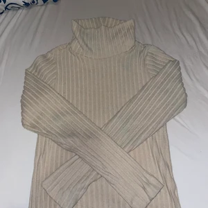 Polo tröja  - As snygg polo tröja som är så extremt trendig nu till höst 