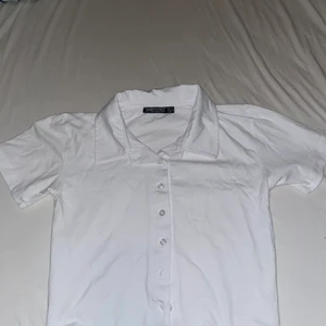 Tröja - Tröja med krage, perfekt nu till hösten att ha under tjocktröjor. 