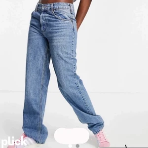 Lågmidjade jeans - Från asos, köpta på Plick, fint skick, säljer pga att de va för stora, skriv vid frågor💗💗