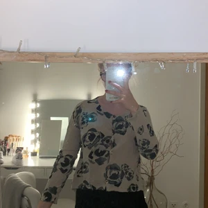 Kofta - Blommig kofta i storlek L men passar snarare S eller M då den är liten över brösten och inte heller stor i ärmarna