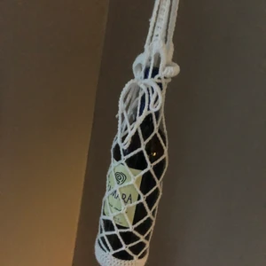 Virkad vinhållare - Jag tänkte börja sälja dessa hållare till vinflaskor som jag virkar själv. Jättefin att ha själv för att bära flaskor men också en fin present att ge bort tillsammans med en fin flaska! Priset är 100 inklusive frakt. Dessa tar lite tid att virka, därav priset☺️ Kontakta mig om du vill köpa en!