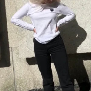 PLAY COMME des GARÇOS tröja - Vit långärmad tröja från cdg i strl S. Använd 2 ggr så i fint skick!🤍 köpt för 1000 kr på NK, kvitto finns 