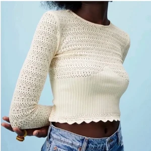 Trendig topp zara - Säljer nu denna jättepopulära och eftertraktade toppen ifrån zara! Den är i storlek S och är använd högst 4 gånger! Den är helt slutsåld på hemsidan💕buda från 150kr i kommentarerna! (Andra bild är lånad)