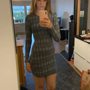 Nyårsklänning - En glittrig klänning till salu! Den är aldrig använd och prislappen är fortfarande kvar. Det är inget fel på den utan jag har helt enkelt inte haft något bra tillfälle att ha på den, men tycker helt klart att den är perfekt för till exempel nyårsfirande! Klänningen är i storlek 38, sitter relativt tajt och har även en öppen rygg.