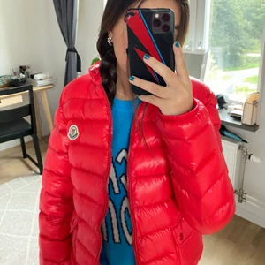 Moncler jacka - Skit snygg röd moncler jacka som jag lägger ut för se om folk är intresserade! Köpte för några år sedan då de finns en jätte litet hål som inte syns alls! Nypris på jackan var cirka 6000-7000, den är storlek 2 i usa så 34/Xs men passar som en S