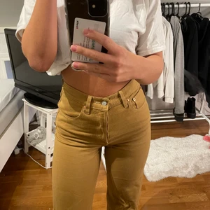 Bruna Levis jeans  - Jeansen är storlek 27 och passar perfekt men kommer inte till andvändning då jag inte känner mig bekväm i bruna jeans. Köpta i vintras och endast andvända en gång. Köpta för 1100kr 
