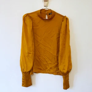 Senapsgul blus - Senapsgul blus i strl 38 i satin. Från NAKD.