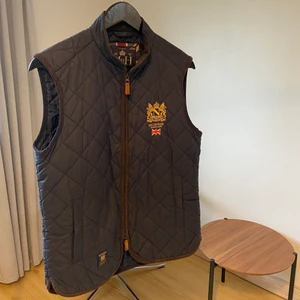 Morris väst - En stilren väst från Morris i storlek XS. Den är marinblå i färgen. Säljs pga att den tyvärr inte används. I övrigt är västen i mycket bra skick!