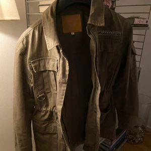 Jacka - Intressekoll på denna gröna jacka från Only! Köpt på Zalando