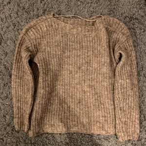 Brun stickad tröja  - Använd men i fint skick, lite oversized