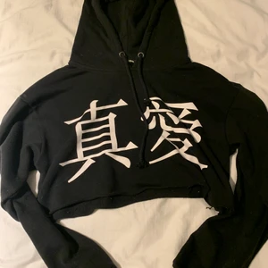 En hoodie ifrån bik bok - En jättefin hoodie ifrån bik bok som är klippt så den täcker bara halv magen