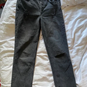Jeans - Jeans från h&m strl 42. Endast provade.  Köparen står för frakten om du inte kan mötas upp (endast i Falköping).                                                                                 Om du kombinerar med fler av mina plagg tar jag endast en frakt avgift. Köparen ska även betala innan plagget skickas med ett bevis från swish. 