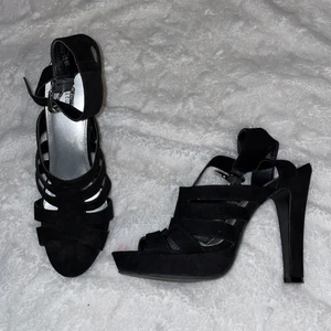 klackskor - Klackskor från attiude och aldrig använda bara lite damm på som man kan borsta bort.