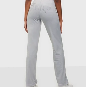 Juicy couture - Tracksuit från juicy couture använd en gång, har tröjan och byxorna. Köpt på Jackie. Skriv för flera bilder. Storlek small 