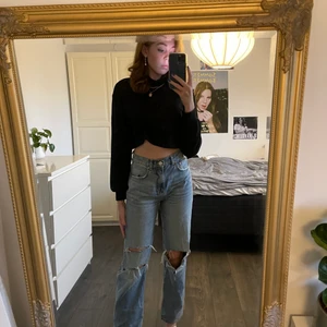 Blåa jeans  - Blås jeans från GinaTricot som går ner till mina fötter, jag är 180cm lång. 90’s jeans med slitningar. Storlek 36🤍