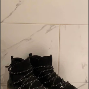 Fodrade kängor  - Fodrade höst/vinterkängor i storlek 38. Supervarma och sparsamt använda. 