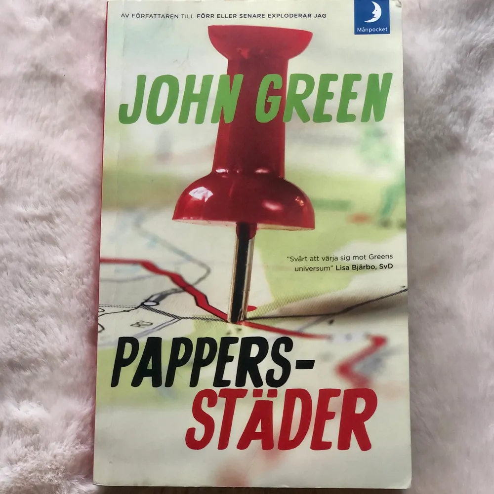 PAPPERSSTÄDER// JOHN GREEN// boken är på svenska// köparen står för frakt. 55kr totalt. . Övrigt.