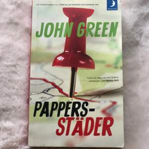 PAPPERSSTÄDER// JOHN GREEN// boken är på svenska// köparen står för frakt. 55kr totalt. 