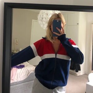 Sweatshirt i vitt, blått och rött  - En sweatshirt med en dragkedja hela vägen ner och rött, blått och vitt :) köparen står för frakten!!!