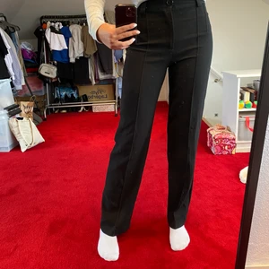 Kostymbyxor  - Säljer mina jättefina kostymbyxor då jag har köpt ett par andra. Dom är från zara och är i storlek 36. Jag är 178 cm lång och dom går ner till fötterna på mig (se bild 2) nypris 400kr. Frakt ingår INTE!
