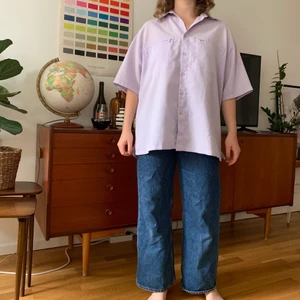 Lila skjorta - Snygg lila skjorta. Också jättesnygg att ha öppen med en topp under! Passar alla storlekar!